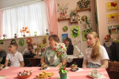 1 школьники - победители конкурсов и их учительница