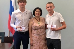 Слева кандидат Петров справа мастер